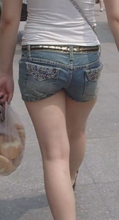 悍牛大师经典怀旧作品热裤白衣丰满美女，胸部特写很诱惑