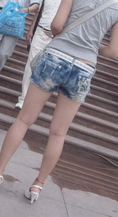 街拍热裤白腿美眉臀部特写