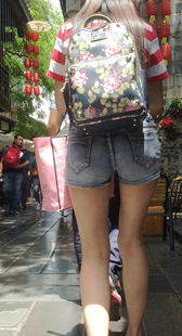 街拍牛仔短裤深沟背包少妇