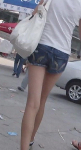 街拍3个长腿美女，热裤包臀在台阶上的时候最诱惑