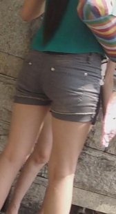 两个吃羊肉串的热裤美眉，裸足美腿特写