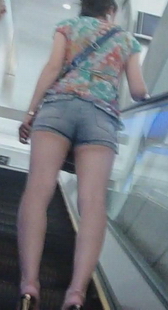 热裤美女圆臀在电梯上的特写