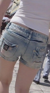 热裤白衣裸腿美女的身材非常棒