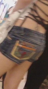 裸露的背脊，性感的纹身，诱惑的热裤，堪称经典的悍牛大师作品