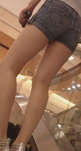 热裤凉鞋气质美眉的走姿及电梯臀部特写