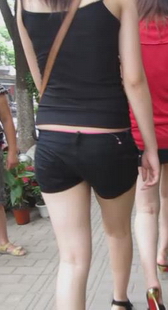 包臀裙美眉没有黑紧裤美眉性感，你说呢