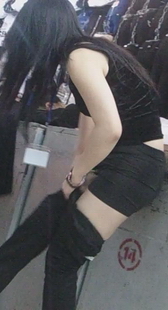 包臀裙少妇直接在衣店里不脱裙子试长裤