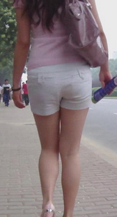 白裤粉衣学生气，圆臀诱惑称魅力