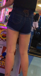 游乐城牛仔包臀少妇