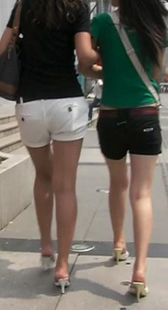 黑白双煞吸引人，美腿四条挑逗人