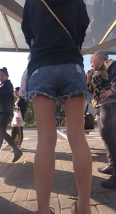 街拍牛仔短裤大长腿少女