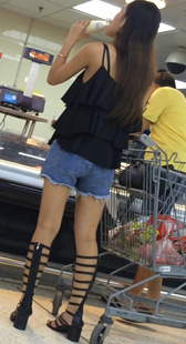 超市牛仔短裤小少妇