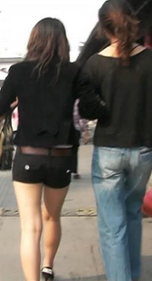 跟拍黑色热裤和蓝色牛仔美眉