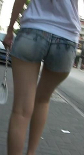 街拍长腿热裤美眉，有臀部特写哦