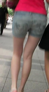 一看就是母女两，妈妈保守的裙装，女儿青春的热裤装