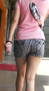 街拍格子热裤学生美眉有特写