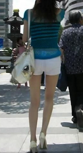 金龙大师老作品高级商务区白裤长腿打伞的美眉