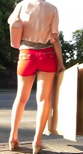 夏日里等车的红热裤包臀美眉