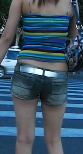 丰满的吊带衫热裤少妇