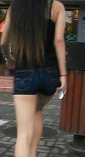 金龙大师旧作牛仔热裤美眉的走姿