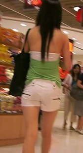 金龙大师街拍逛高级超市的白裤露背装美眉