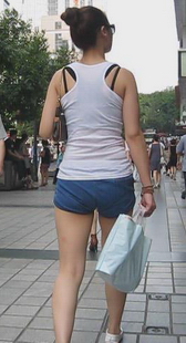 街拍眼镜热裤美眉穿的够犀利的