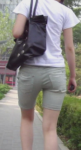 跟拍紧致中裤少妇的走姿