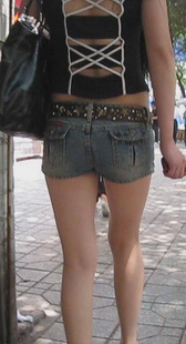 墨镜热裤美腿凉鞋美眉