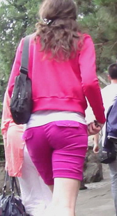 街拍红色紧致中裤运动外套美洋妞