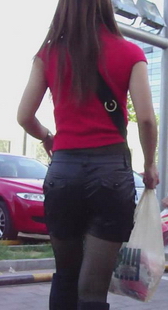 街拍黑短裤黑丝少妇