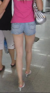 地铁里的母女，长腿女儿身材很瘦长