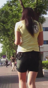 包臀型短裤黄衣美眉丰满却不肥腻的身材