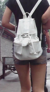 街拍两个牛仔热裤学生美眉