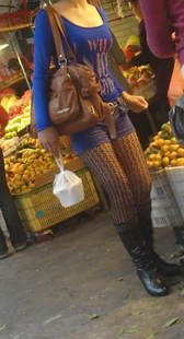 水果摊前花纹黑丝热裤少妇