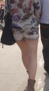 花衣肉丝热裤短靴美眉和男友逛街