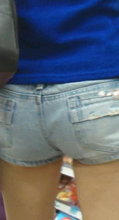 超市热裤裸腿长靴少妇蹲着的时候很诱惑，还有臀部特写