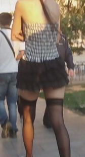 街拍长筒黑丝美腿美眉，太骚了