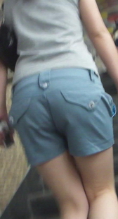 街拍台阶上的短裤美眉臀部特写