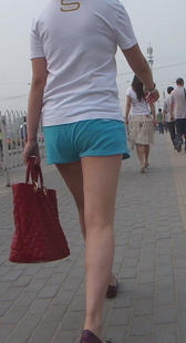 柔软的运动短裤是美眉的夏日最爱