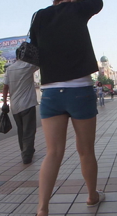 街拍紧致热裤大臀美眉的走姿