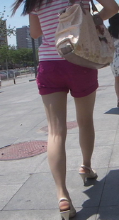 街拍夏日里的热裤肉丝凉鞋长腿美眉