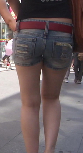 街拍丰满腿热裤露腰美眉的诱惑