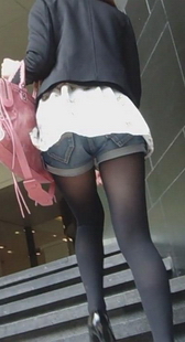 热裤黑丝美女上台阶时的扭动最诱惑