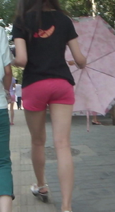 保守的绿裤妈妈和清纯美女的热裤女儿