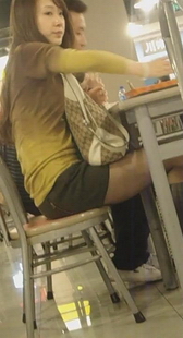 餐厅里偷拍热裤黑丝长靴美女