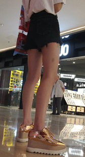 商场黑牛仔短裤紧臀少妇