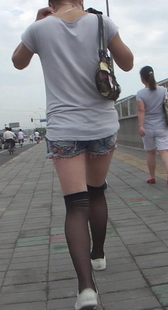 街拍中统黑丝热裤小美眉的走姿，腿好像有点短