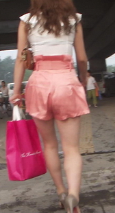 街拍粉色高腰短裤美腿女郎