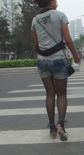 街拍黑丝牛仔短裤美眉和情郎走姿