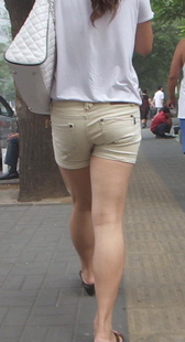 街拍米色包臀热裤学生妹